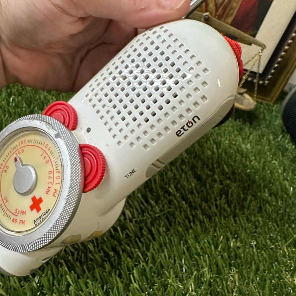 Eton Rover Self-Powered AM/FM/NOAA Weather Radio - Picture 9 of 10